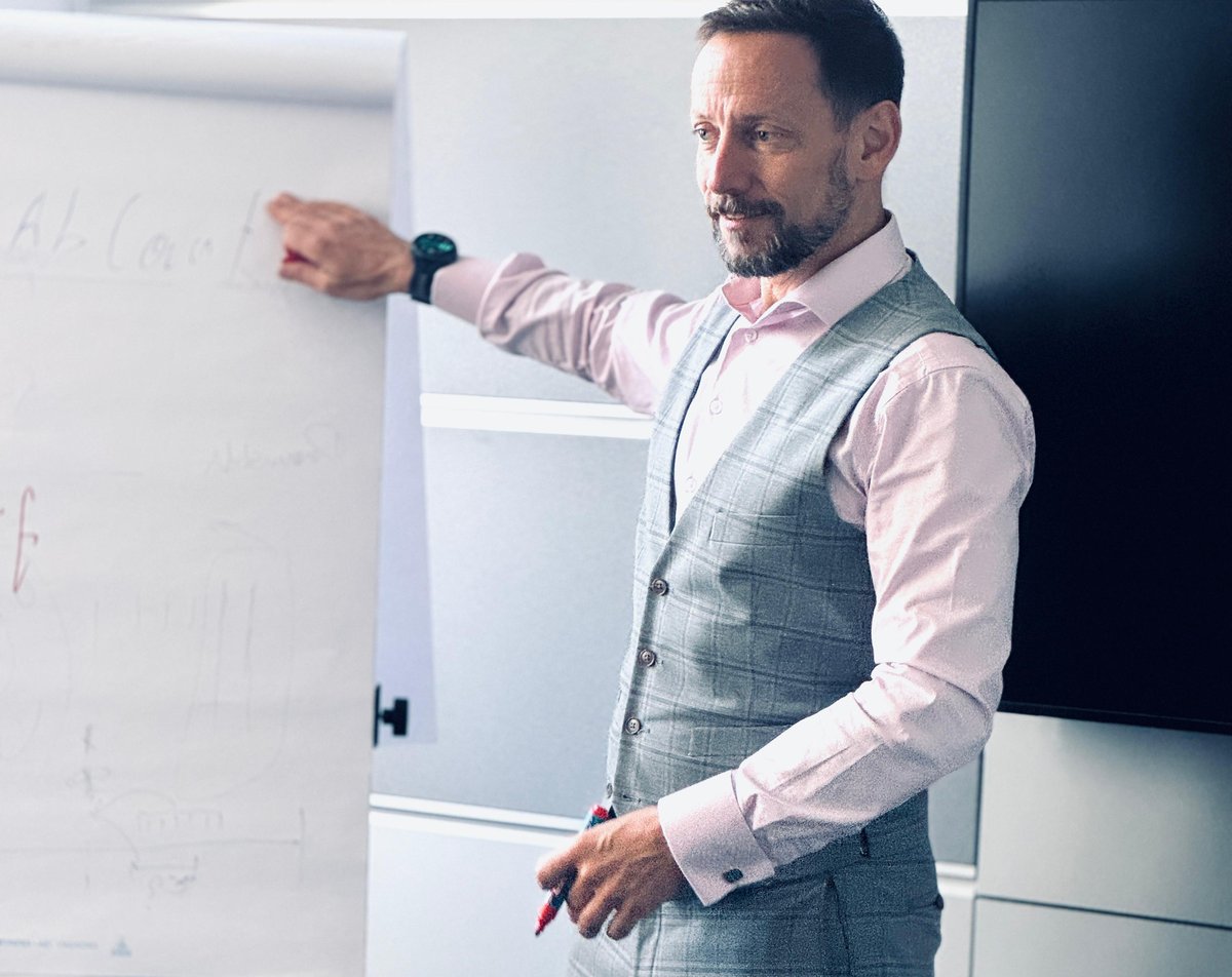 Bernd Kosnar am Flipchart im Training