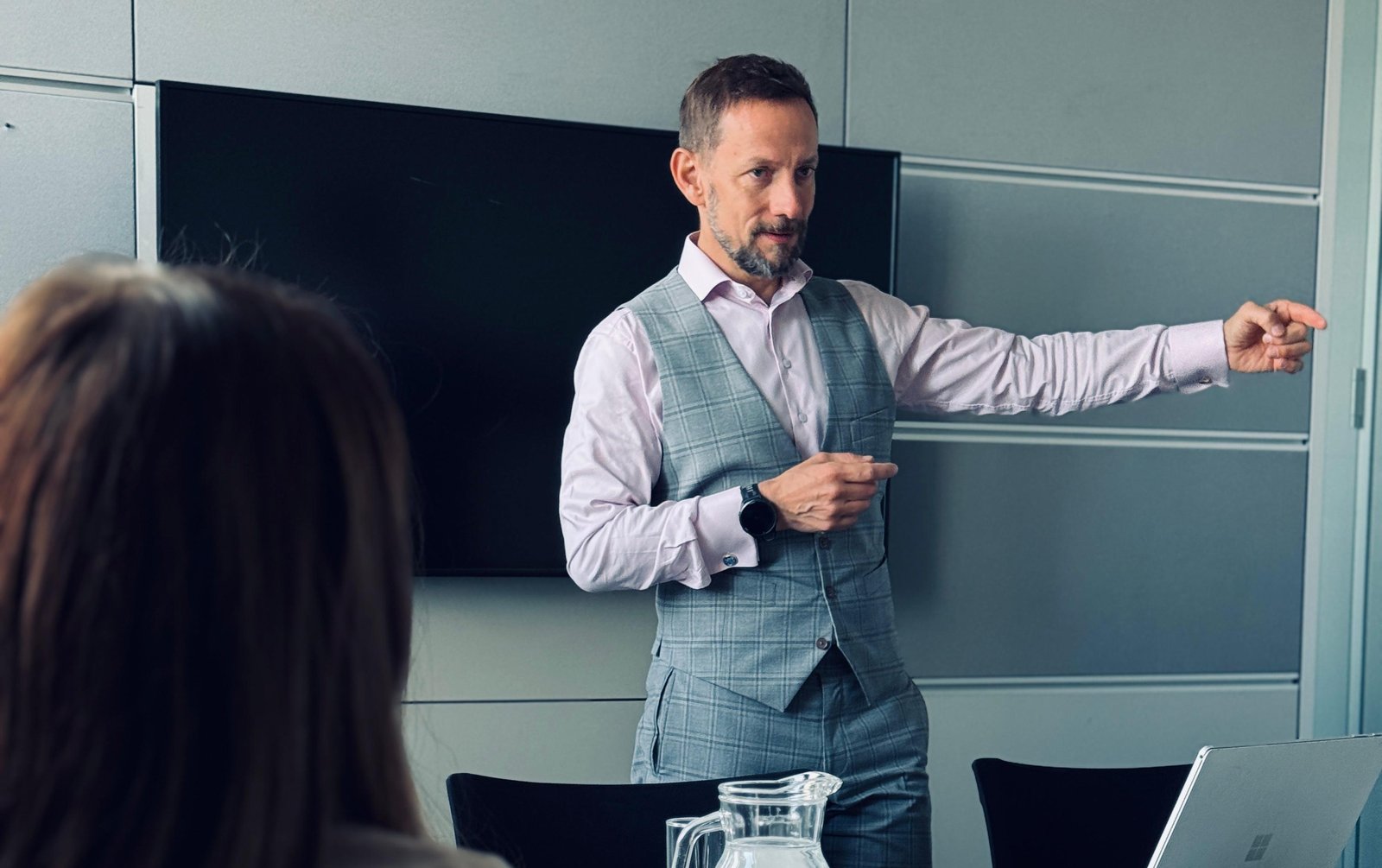 Bernd Kosnar im Vertriebstraining, zeigt auf die Gruppe